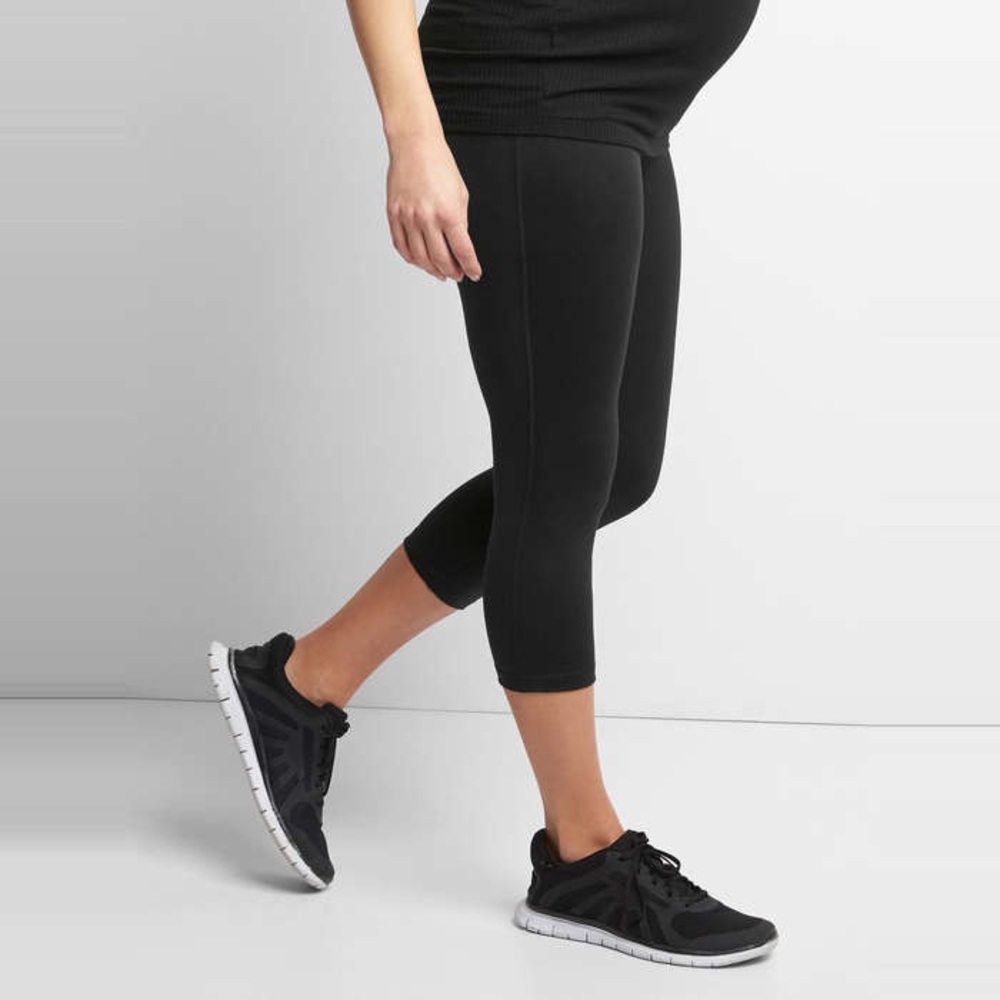 GapFit Blackout Technology maternity crop leggings